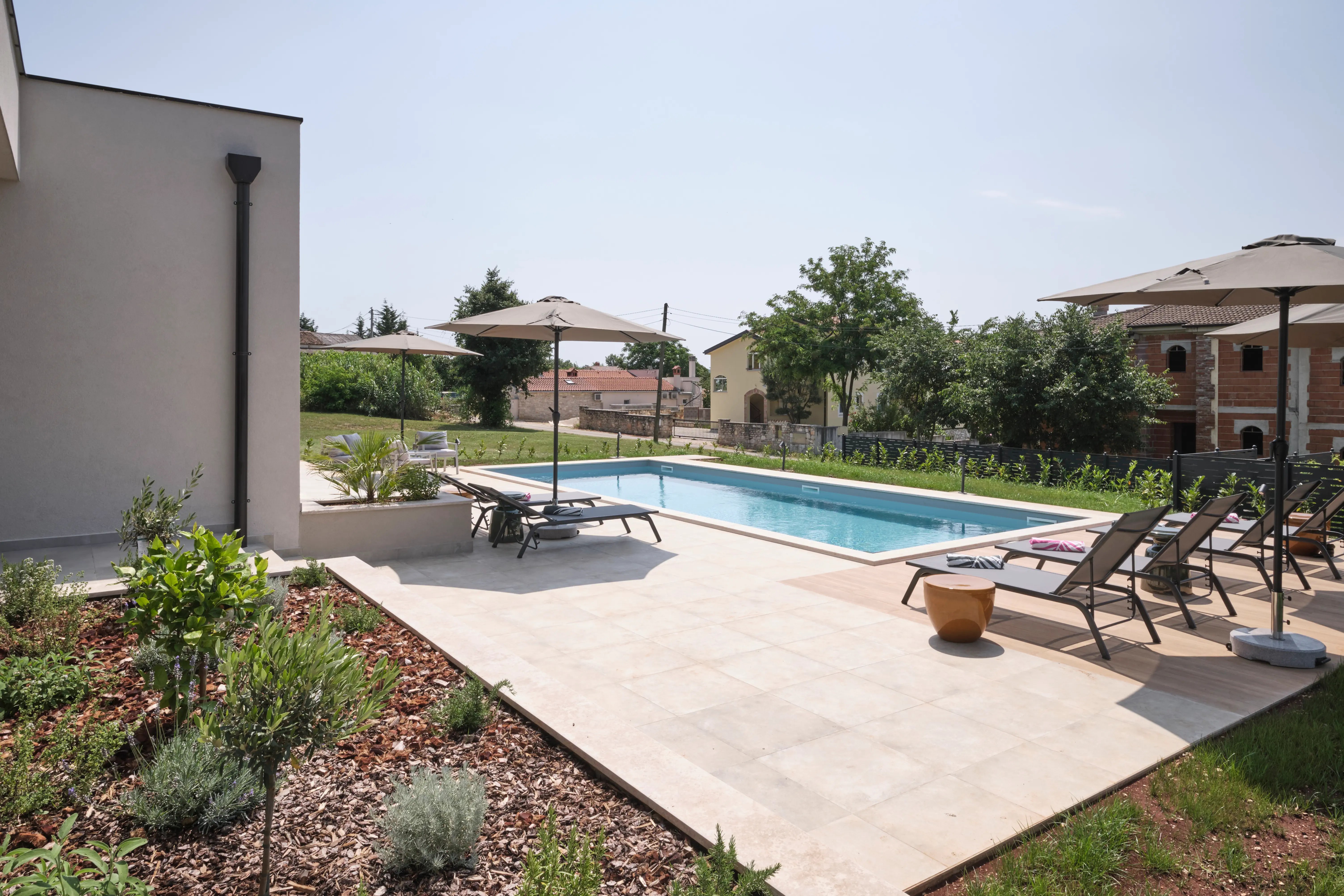 Pool mit Terrasse